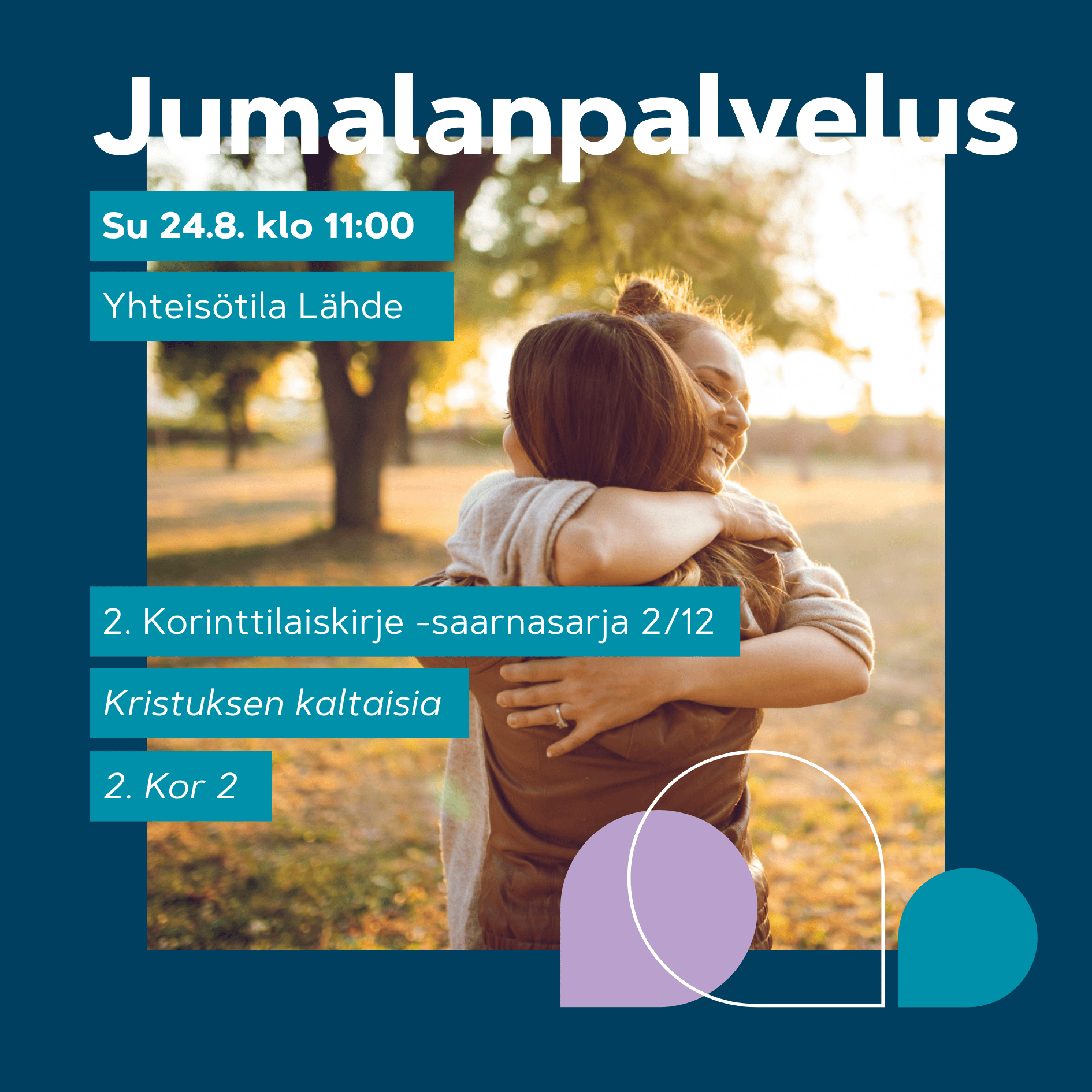 Jumalanpalvelus 24.8. klo 11. Kaksi ihmistä halaavat puistossa ilta-auringossa; lämmin, luonnonläheinen valokuva.