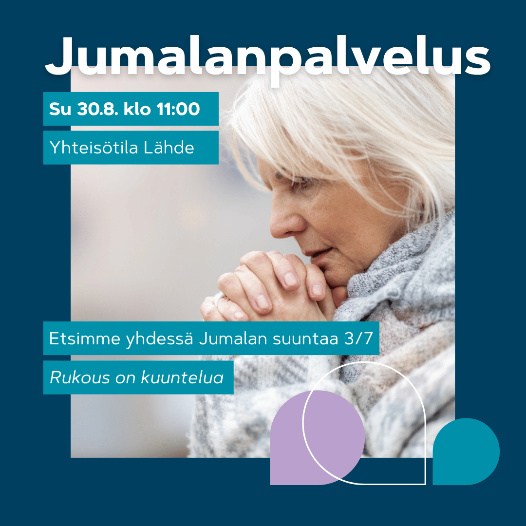 Vanhempi nainen rukoilee hiljaa kädet ristittyinä ja katse alaspäin, kuvastaen kuuntelevaa rukousta.