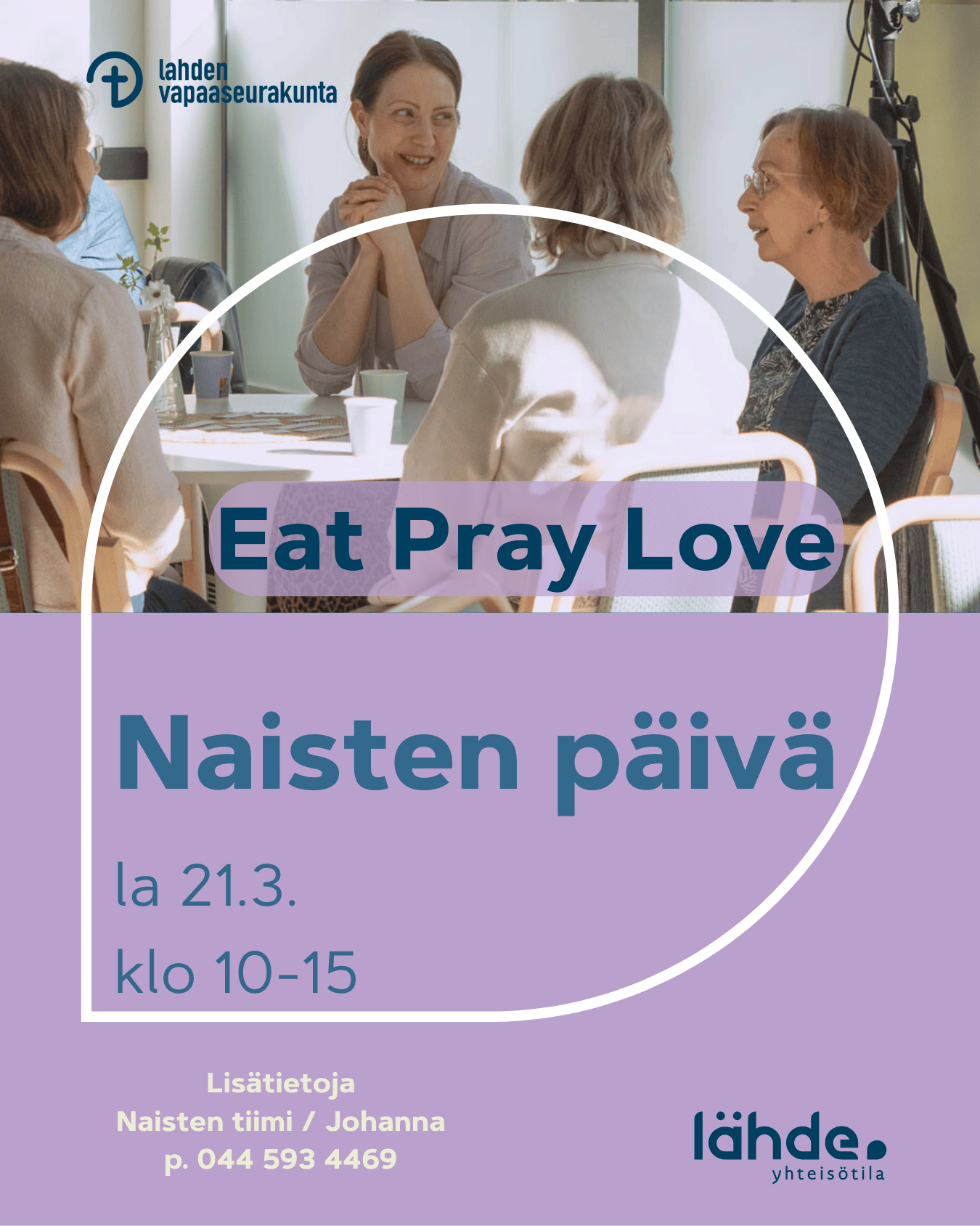 Iloisia naisia pyöreän pyörän ympärillä istumassa ja juttelemassa, rento meininki.