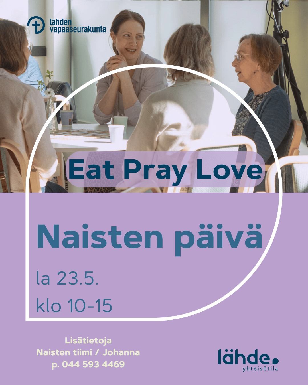 Iloisia naisia pyöreän pyörän ympärillä istumassa ja juttelemassa, rento meininki.