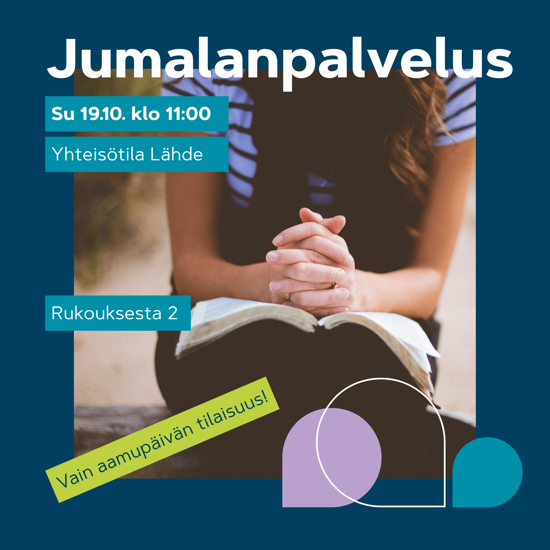 Jumalanpalvelus 19.10. klo 11. Henkilö istuu ja pitelee rukouksessa käsiään avoimen Raamatun yllä; pehmeä, harras tunnelma.