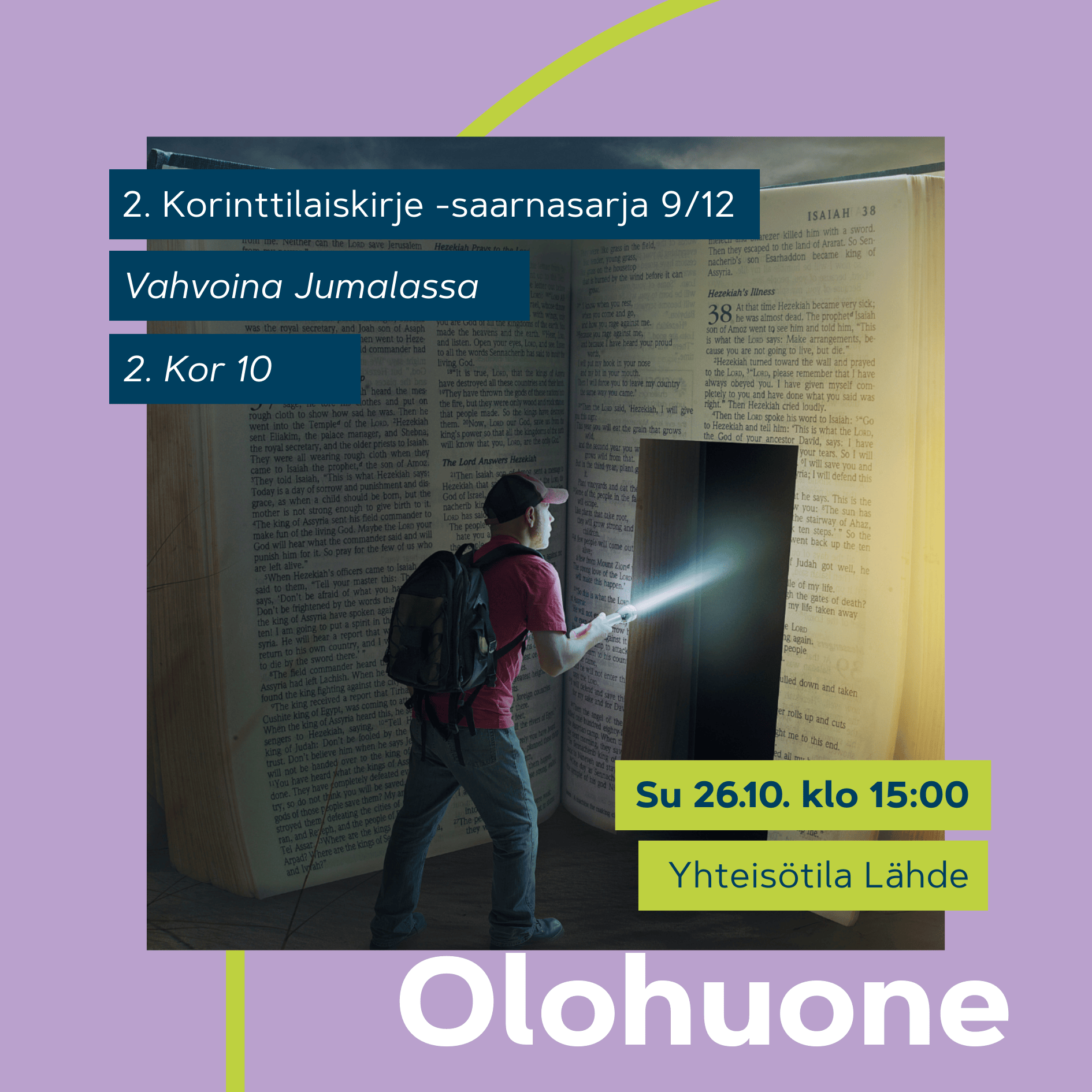 Olohuone 26.10. klo 15. Reppuselkäinen henkilö astuu taskulampun valossa oviaukkoon, joka on ‘leikattu’ jättimäisen Raamatun kirjan sivuihin; oivallusta ja Sanan tutkimista kuvaava surrealistinen näkymä.