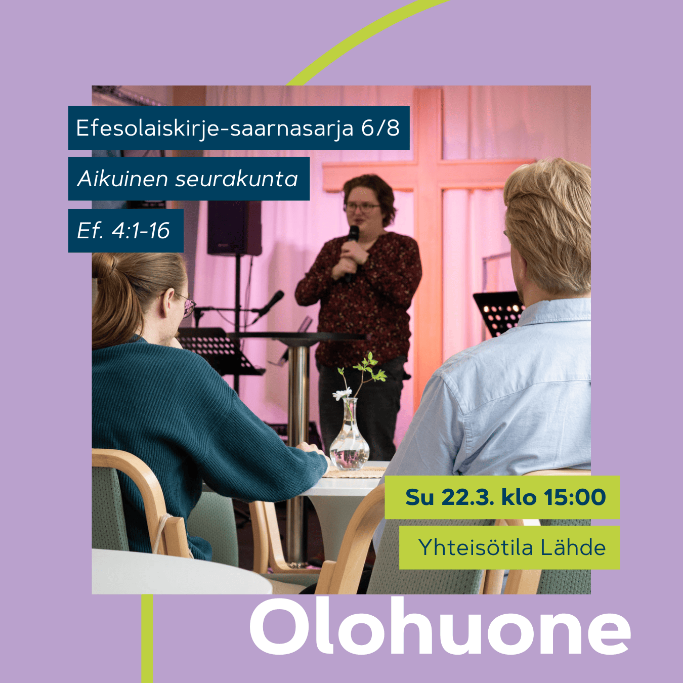 Olohuone 22.3. klo 15. Puhuja lavalla, seurakuntalaisia pöytien äärellä.